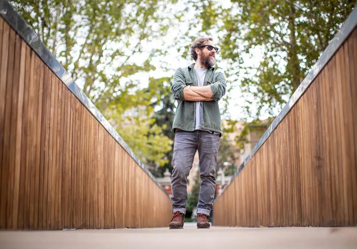 Fernando Navarro, sobre el Puente de las Brujas, junto al Paseo de la Bomba. PEPE MARÍN.