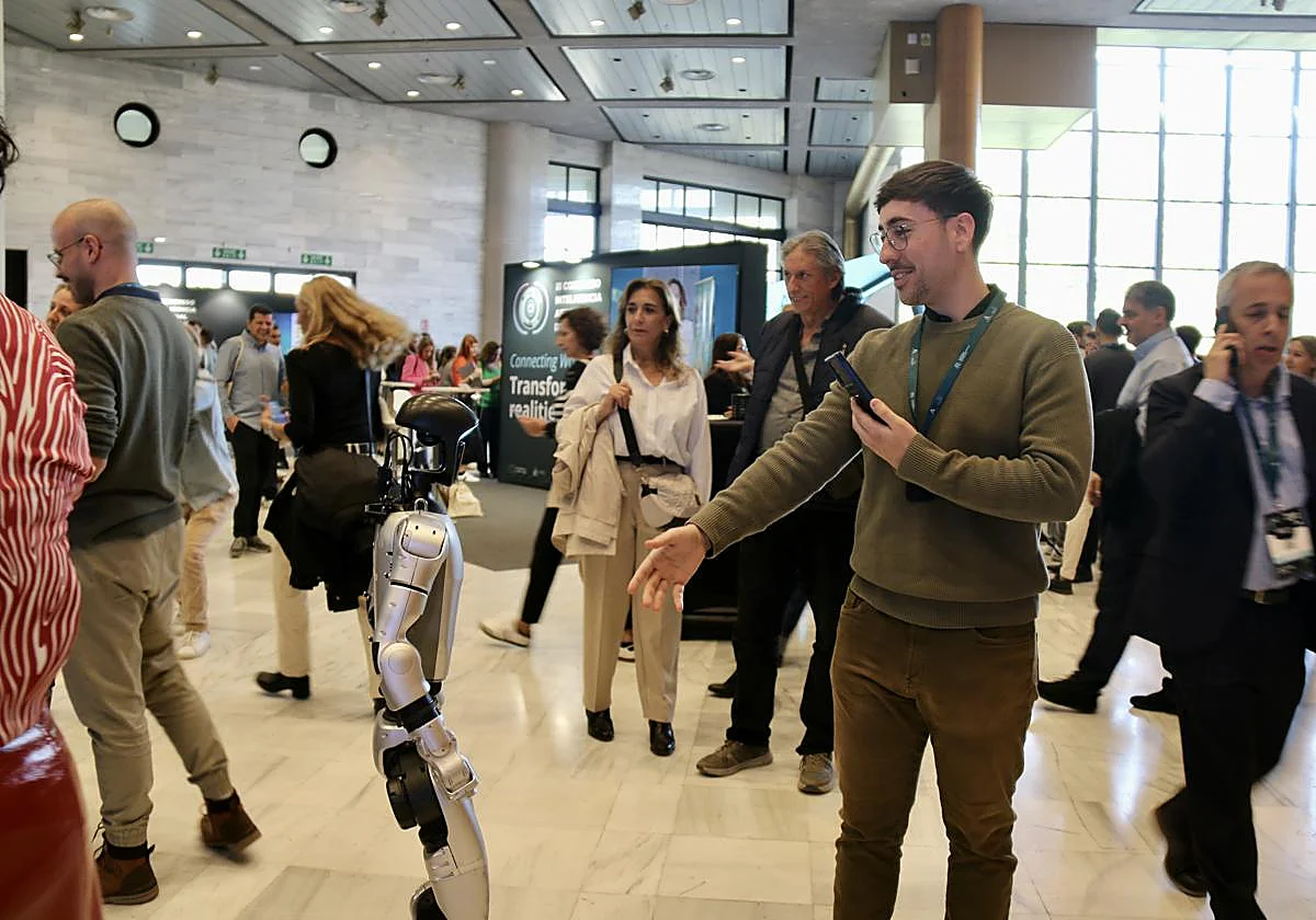 Mini Beimax saludando a los asistentes del III Congreso de IA de Andalucía 'Conecting Worlds, Transforming Realities' Cristina Ramos