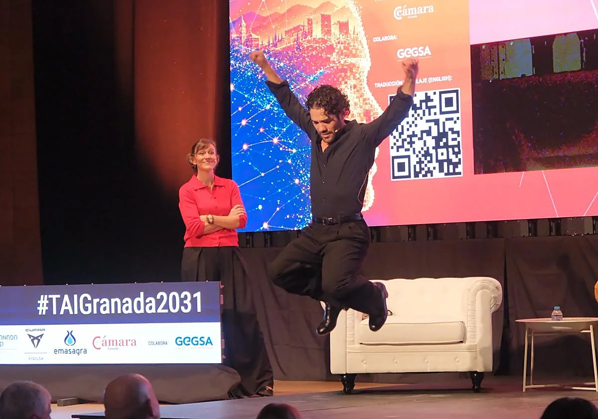 Agustín Barajas taconea sobre el escenario de TAIGranada ante la mirada de María Victoria Cobo. (Javier Martín)