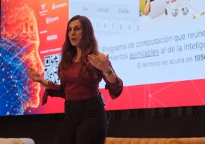 La asesora en IA Clara de Luna durante su intervención en TAIGranada 2026. (Javier Martín)